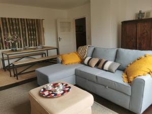 AntdorfFerienwohnung mit Alpenblick的客厅配有蓝色的沙发和桌子