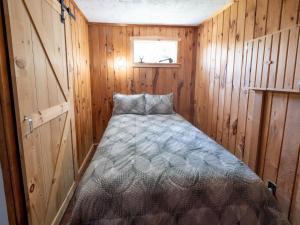 YorkTracadie Cottages的小木屋内的小房间,配有一张床