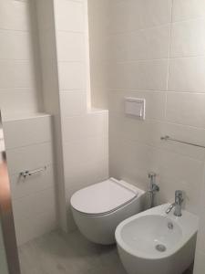 乌真托Ugento Dimora的白色的浴室设有卫生间和水槽。
