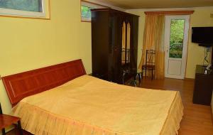 VahagnadzorGetap Restaurant & Hotel Vahagnadzor的一间卧室配有一张带木制床头板的床
