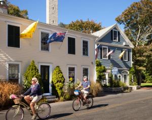 在The Provincetown Hotel at Gabriel's内部或周边骑自行车