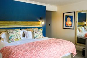 纽伯里邦克旅馆的一间卧室设有一张蓝色墙壁的大床