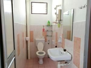 Kulai Dream Homestay 4room 16pax @near Kulai Aeon, JPO, Senai Airport, Legoland的一间浴室