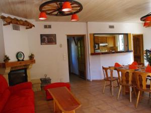 罗克布伦河畔阿尔让罗克布鲁奈苏亚吉斯度假屋的客厅配有红色的沙发和桌子