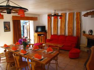 罗克布伦河畔阿尔让罗克布鲁奈苏亚吉斯度假屋的客厅配有桌子和红色沙发