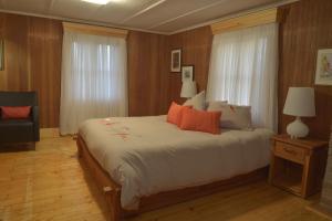 拉马巴耶阿拉希乌恩住宿加早餐旅馆的一间卧室配有一张带橙色枕头的大床
