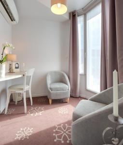 图卢兹奥尔斯布兰科酒店的客厅配有沙发、椅子和书桌