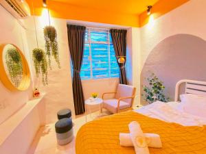 古来Kulai Dream Homestay 4room 16pax @near Kulai Aeon, JPO, Senai Airport, Legoland的一间卧室设有一张大床和一个窗户。