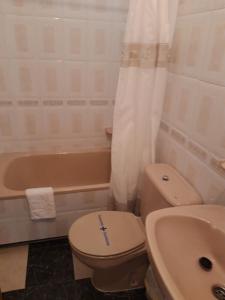 巴雷罗斯Habitaciones CASA BRAIS的浴室配有卫生间、盥洗盆和浴缸。
