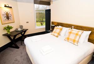 曼彻斯特Bowling Green的一间卧室配有一张床、一张桌子和一个窗户。