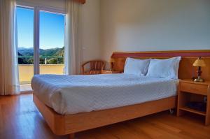 拉博雷鲁堡米拉卡斯特酒店的一间卧室设有一张床和一个大窗户