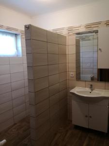 佐洛卡罗斯Alsóhegyi Apartmanok的一间带水槽和镜子的浴室