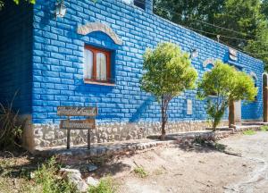乌玛瓦卡Azul Humahuaca Hostal的蓝色的建筑,前面有标志