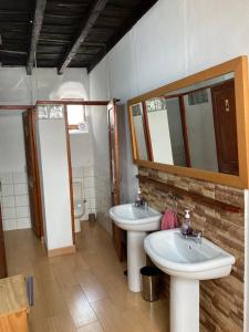 布埃纳维斯塔德尔诺尔特Casa emblemática Buenavista del Norte的浴室设有2个水槽、镜子和卫生间。
