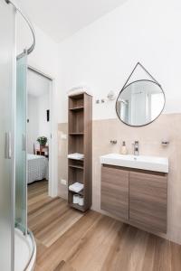 萨维奥迪拉韦纳Ca' Mira - Room&Breakfast的一间带水槽和镜子的浴室