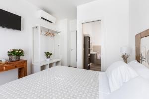 萨维奥迪拉韦纳Ca' Mira - Room&Breakfast的一间白色卧室,配有两张床和一间浴室