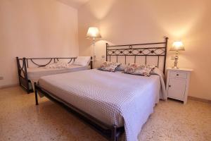 阿西西CORE MIO的一间卧室配有两张带枕头的床。