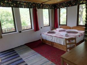 KosovoGUEST HOUSE ELENA的一间设有床铺的卧室,位于带窗户的房间内