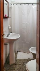 乌玛瓦卡Azul Humahuaca Hostal的白色的浴室设有水槽和淋浴。