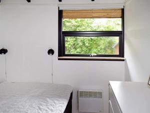 斯劳厄尔瑟4 person holiday home in Slagelse的一间卧室设有一张床和一个窗口