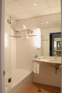 奥克兰艾勒斯利诺富特酒店的一间浴室