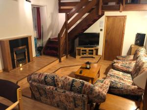 ScallowayCosy holiday home, Scalloway, Shetland.的客厅配有两张沙发和一台电视