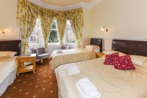 爱丁堡Brae Guest House的酒店客房设有两张床和窗户。