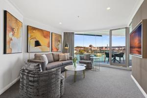 悉尼悉尼码头套房大酒店的客厅配有沙发和桌子
