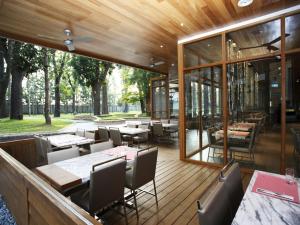 埔里平云山都饭店的木甲板上设有桌椅的餐厅