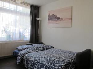 阿姆斯特丹伊拉斯谟公园区 - 博斯恩路莫尔酒店的一间卧室设有一张床和一个窗口
