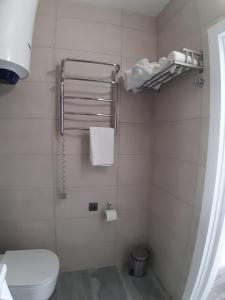 基辅Яркая история的一间带卫生间和毛巾架的浴室