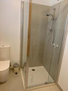 坎贝尔港坎贝尔汽车旅馆公寓的浴室里设有玻璃门淋浴