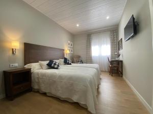 孔苏埃格拉Azafrán Consuegra的一间卧室设有一张大床和一个窗户。
