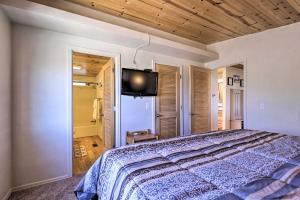 布尔海德市Rustic Bullhead City Retreat with Porch and Views的一间卧室配有一张床和一台平面电视
