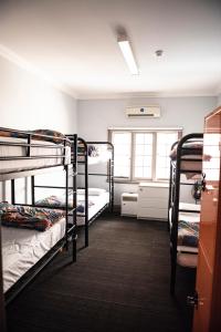珀斯帝王皇冠旅舍的宿舍间设有三张双层床。