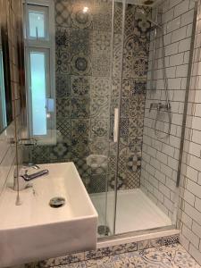 伦敦圣亚詹斯酒店的带淋浴、水槽和淋浴的浴室