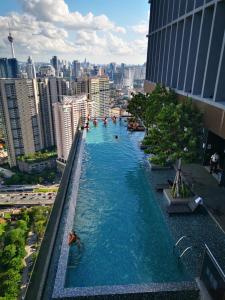 吉隆坡ExpressionZ KLCC By Starwood Luxury的城市中心的一个大型游泳池