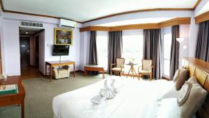 来兴府达克永珍河滨酒店的酒店客房,配有一张床铺,上面有小兔子