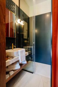多布尔纳Boutique Hotel Dobrna - Terme Dobrna的一间带水槽和淋浴的浴室