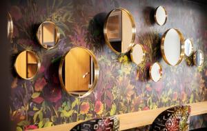哥本哈根安徒生酒店的浴室墙上的一束镜子