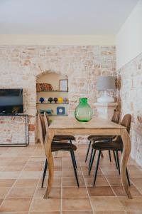 孔韦尔萨诺Conte Orsini Apartment的一间带木桌和椅子的用餐室