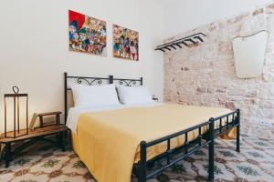 孔韦尔萨诺Conte Orsini Apartment的一间卧室设有一张床和砖墙