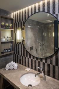班加罗尔班加罗尔公园酒店的一间带水槽和镜子的浴室