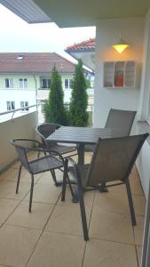 卡尔斯哈根Ferienapartment Wellenreiter Insel Usedom的阳台享有建筑景致,配有桌椅。