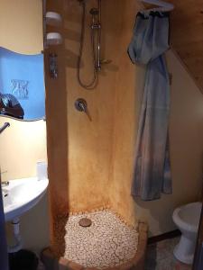 切法卢Ammaresiamo LTB的带淋浴、卫生间和盥洗盆的浴室