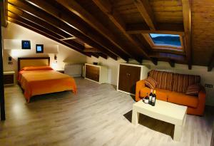 巴尼奥斯德蒙特迈奥尔Casa tio Basilio的一间卧室配有一张床、一张沙发和一张桌子