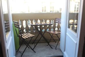 波尔多Burdigala Homes - Appart Duffour Dubergier的一个带桌椅的阳台
