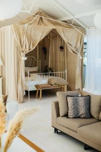 丽兹Vakantiewoning Loft Lisse - SAUNA - Beach - Keukenhof的带沙发和天篷的客厅