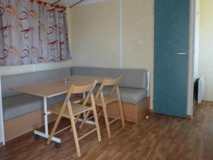 Bossée克洛斯德布里乌露营地的配有桌椅和沙发的房间