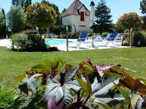 Bossée克洛斯德布里乌露营地的一个带游泳池、椅子和房子的花园